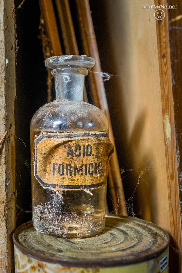 Eine uralte Flasche mit Ameisensäure