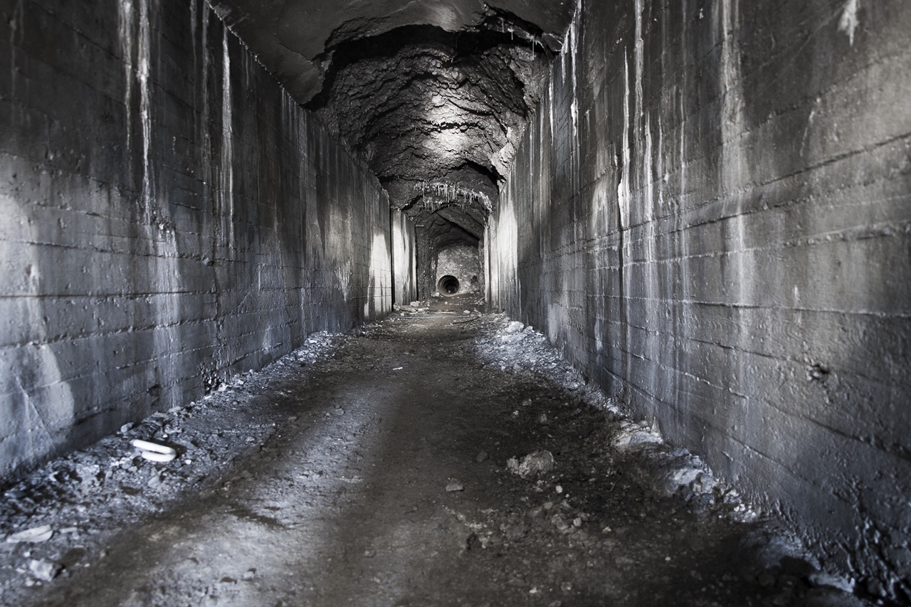 Rohr in verlassenem Bunker als einziger Durchgang