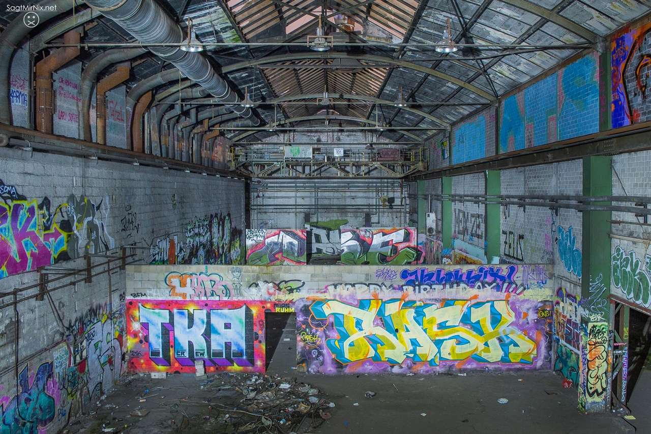 Eine der KHD-Hallen mit Graffitis