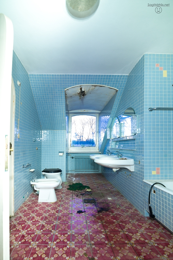 Badezimmer der Villa im 1950er-Jahre-Stil