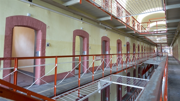 Zellen in verlassenem Gefängnis