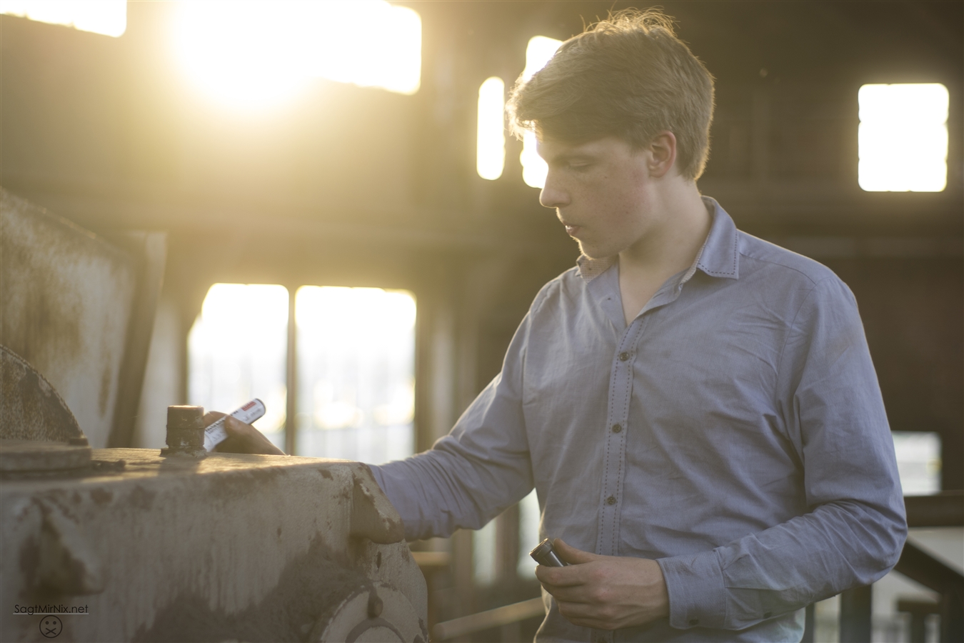 Gegenlicht-Portrait in verlassener Fabrikhalle