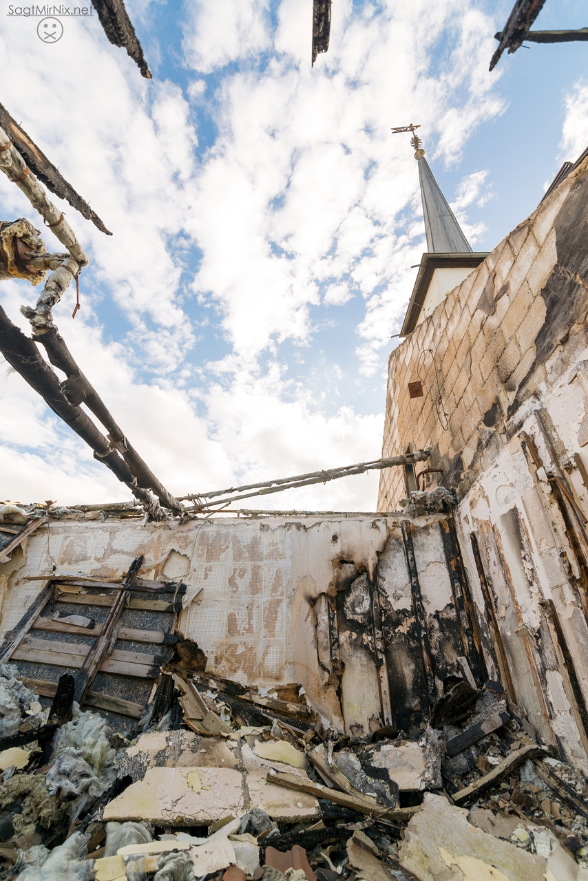 Nach dem Brand eingestürztes Dach der Kapelle