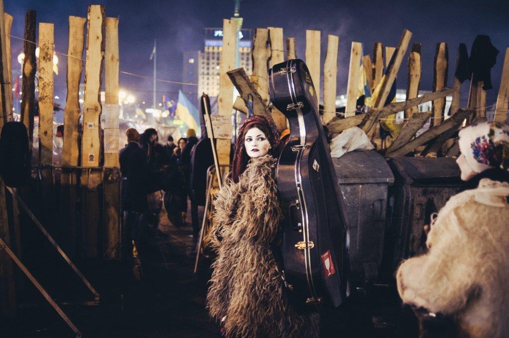 Musikerin Solomija Melnik auf dem Maidan (© Maxim Dondyuk)