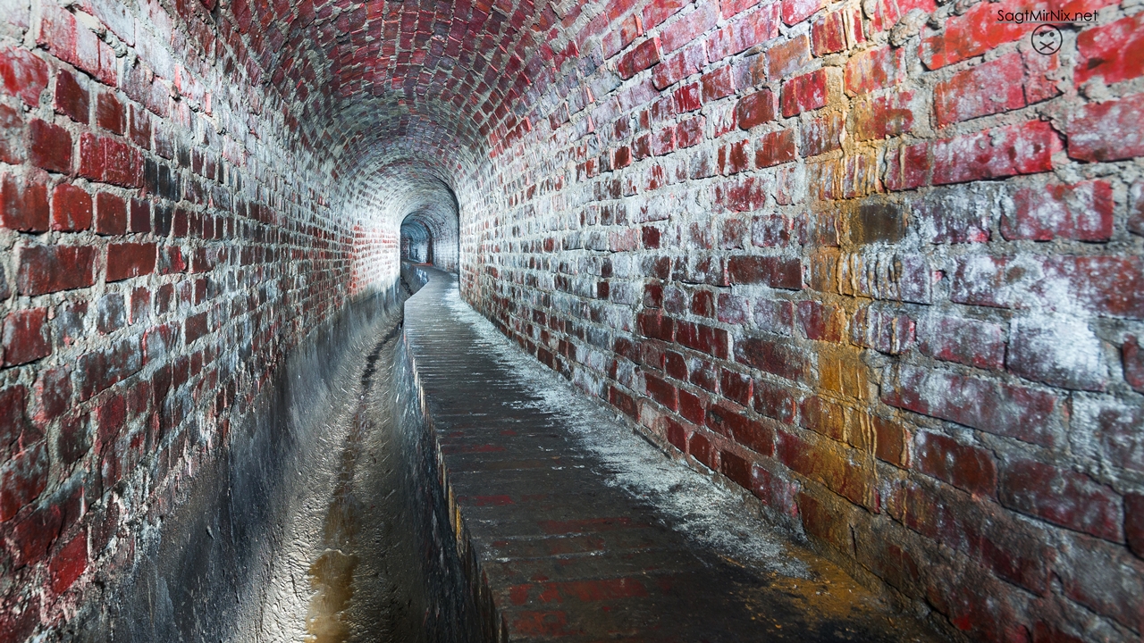 Im Verbindungskanal der beiden Bahntunnel