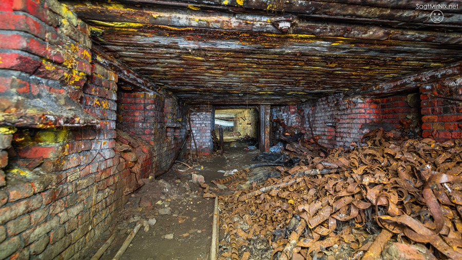 Breite Räume neben engen Tunneln in diesem Lost Place