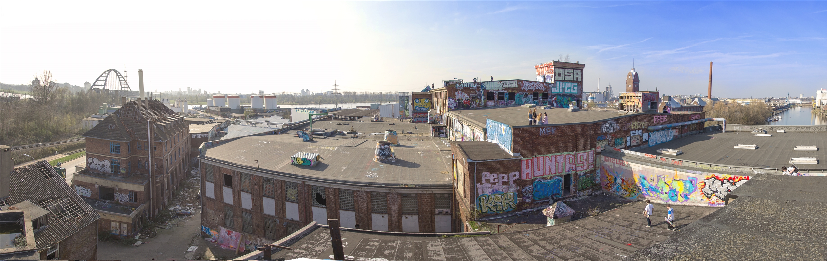 Sonniger Tag: Menschen auf dem Dach (Panorama)