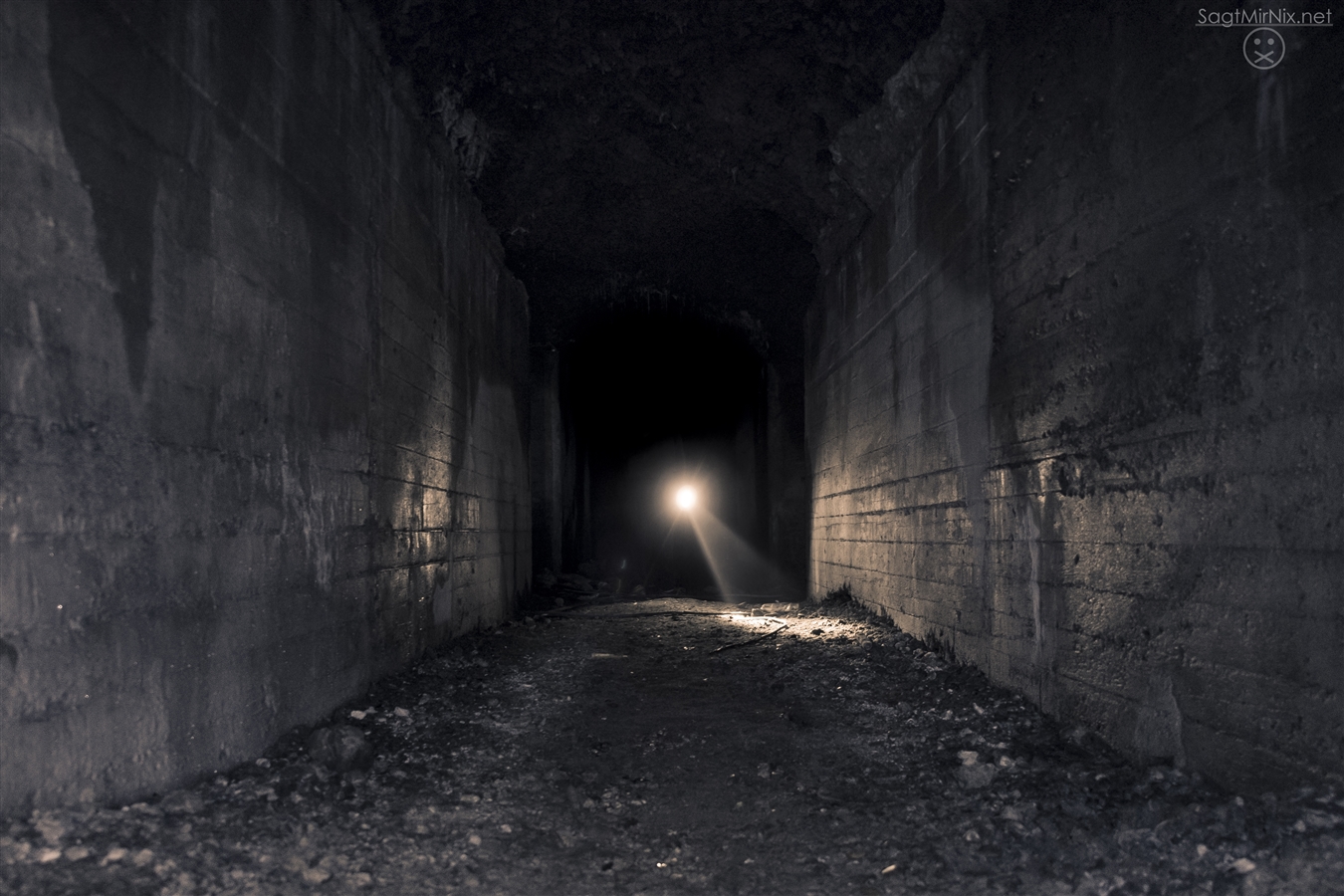 Verlassener Bunker: Licht am Ende des Tunnels