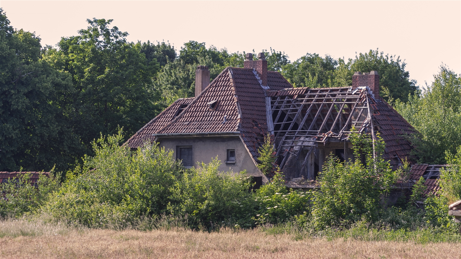Verlassene Villa im Dorf