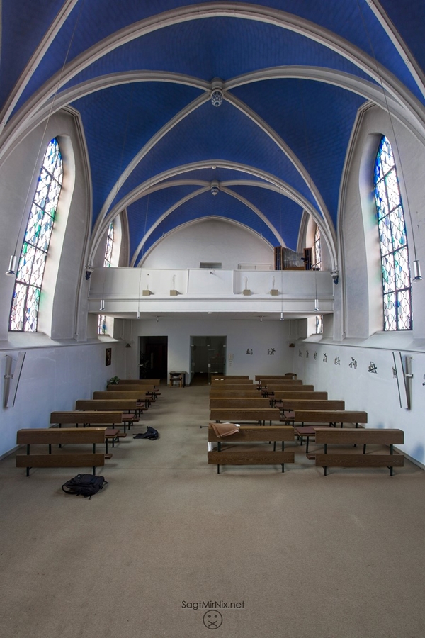 Verlassene Kirche in verlassenem Krankenhaus