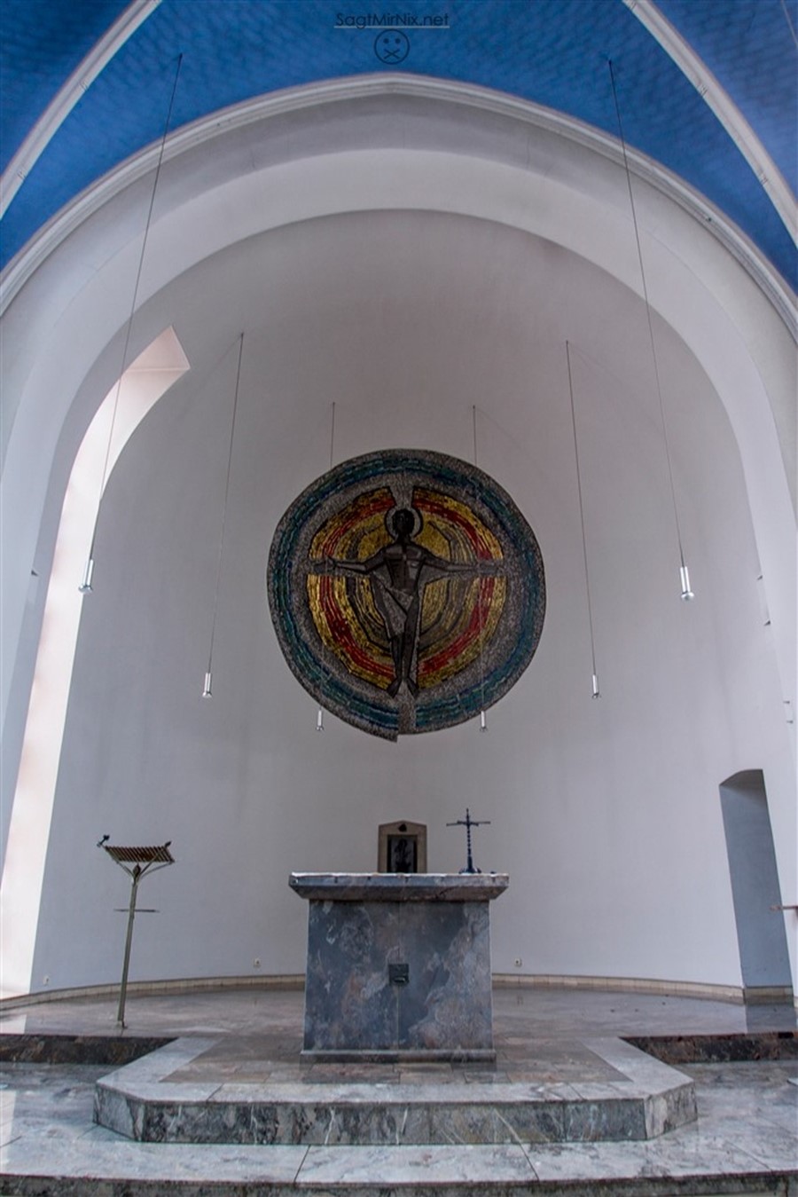 Altar der ebenfalls leerstehenden Kirche