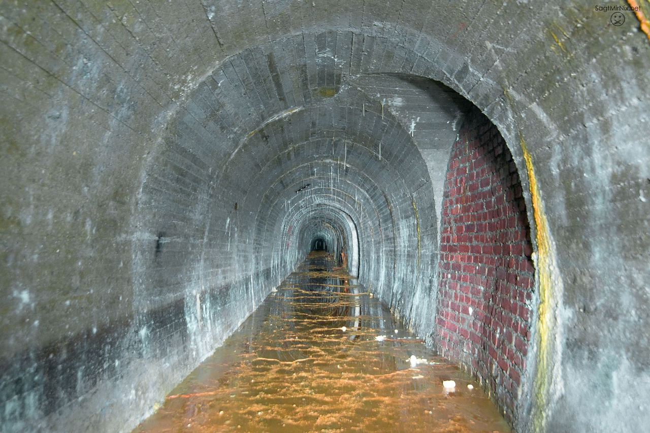 Eine Tunnelabzweigung ist zugemeuert