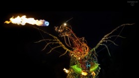 Feuerspeiender Roboterdrache auf einem Festival