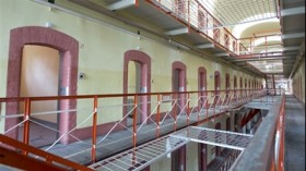 Zellen in verlassenem Gefängnis