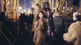 Musikerin Solomija Melnik auf dem Maidan (© Maxim Dondyuk)