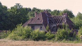 Verlassene Villa im Dorf
