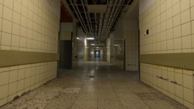 Flure im Keller des leerstehenden Krankenhauses