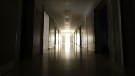 Verlassenes Krankenhaus in NRW: Licht, Dunkelheit, Spiegelungen