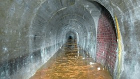 Eine Tunnelabzweigung ist zugemeuert