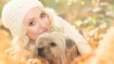 Gegenlicht-Portrait im Herbstwald: Junge Frau mit Hund